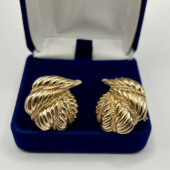 Monet Vintage 10k Gold Textured Shell Clip On Earrings - Picture 13 of 13